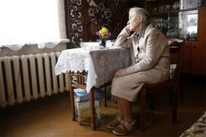 Как найти одинокого пожилого человека с квартирой