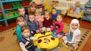 Сколько детей принимает детский сад в год