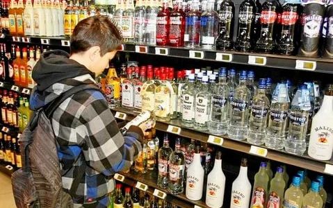 Как купить алкоголь до 18