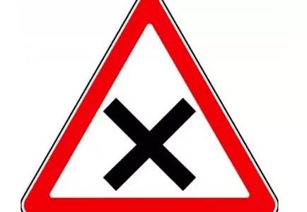 Перекресток равнозначных дорог знак